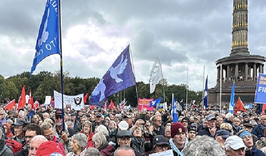 Berlin’de barış mitingi: “Savaşa gitmeyenler savaşı istiyor” Berlin’de barış mitingi: “Savaşa gitmeyenler savaşı istiyor”
