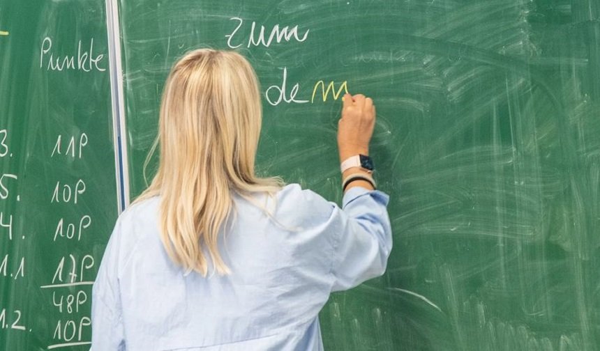 16 yıl boyunca raporlu görünüp maaş alan öğretmenin evi arandı