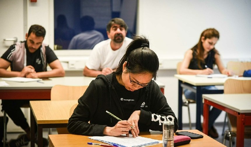 Göçmenlere yönelik dil kursu kesintilerine üç eyaletten tepki