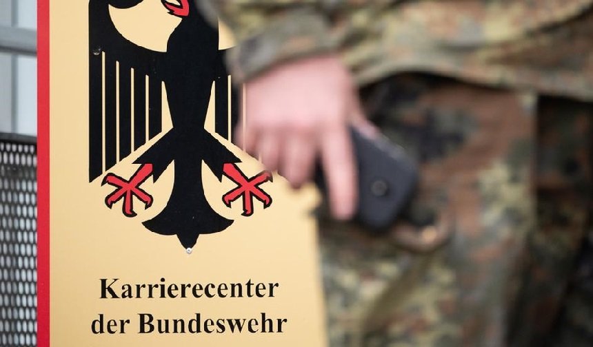 Almanya’da yeni askerlik yasası tartışılıyor: 17-45 yaş arası erkeklere yurtdışı için izin şartı