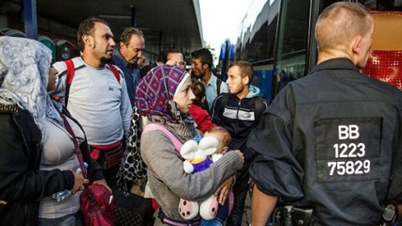 Almanya çabuk pes etti: Koalisyon hükümeti bazı sığınmacıları 'hızla' iade edecek