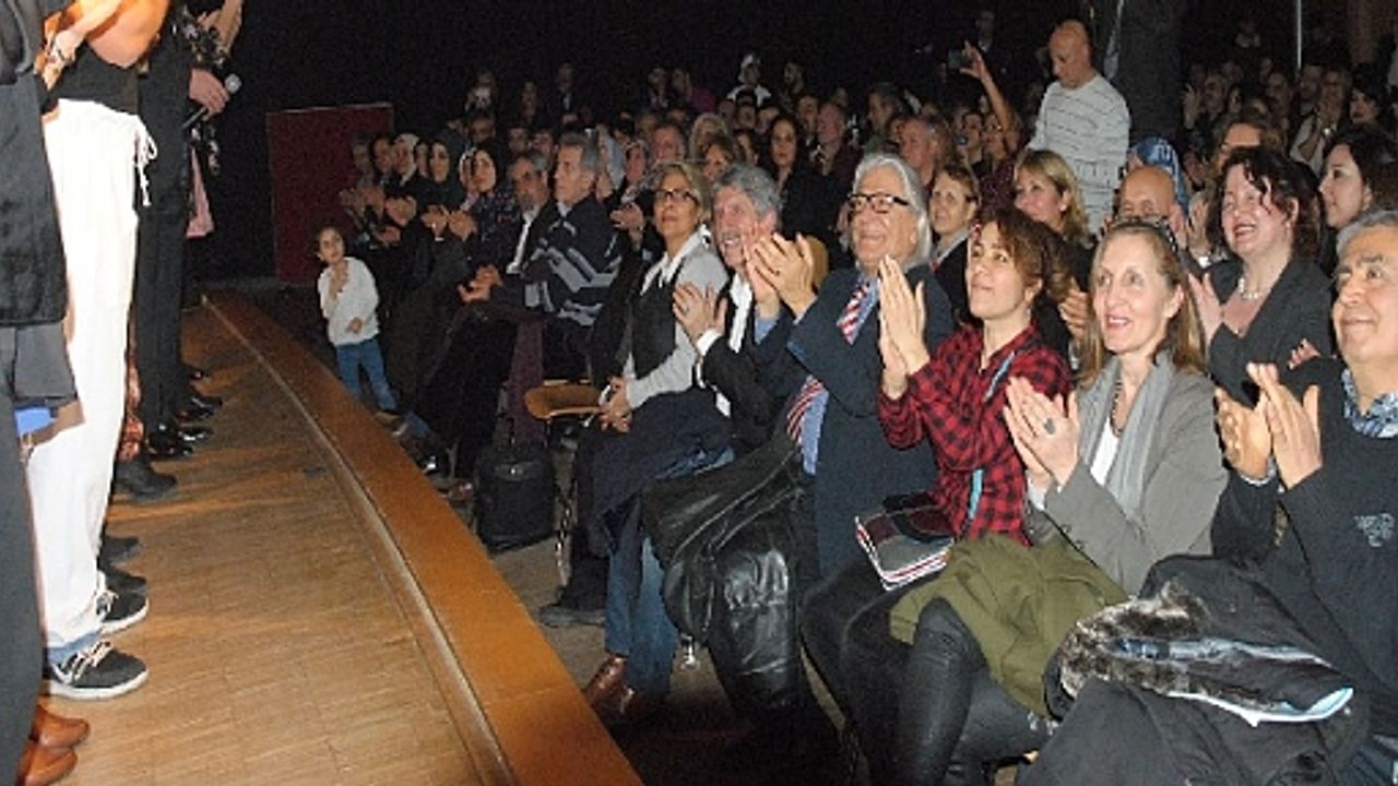 'Tiyatro Divan Anatolia' izleyenleri kahkahaya boğdu