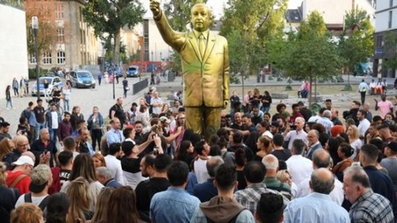 Erdoğan'ın Wiesbaden'deki heykeli kaldırıldı