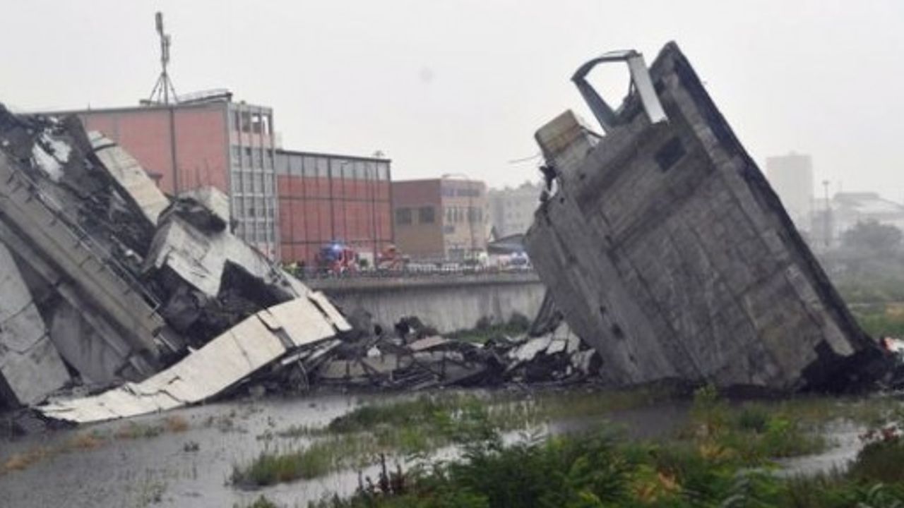Cenova kentinde otoyol köprüsü çöktü: En az 35 ölü