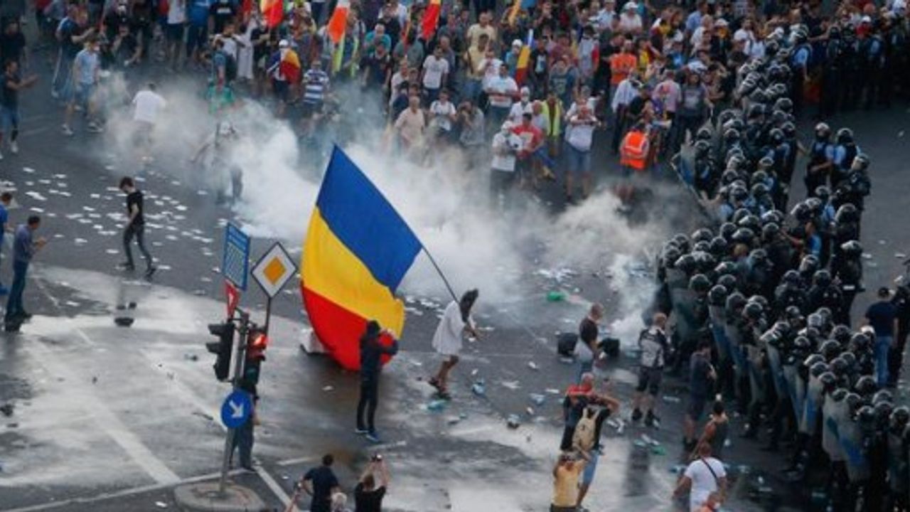 Romanya'da hükümet karşıtı protestolarda yüzlerce yaralı