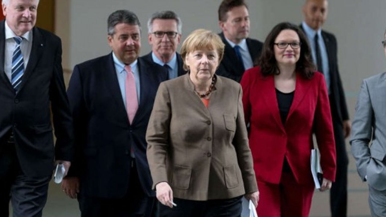 Almanya'da SPD kaynıyor: Koalisyon dağılacak mı?