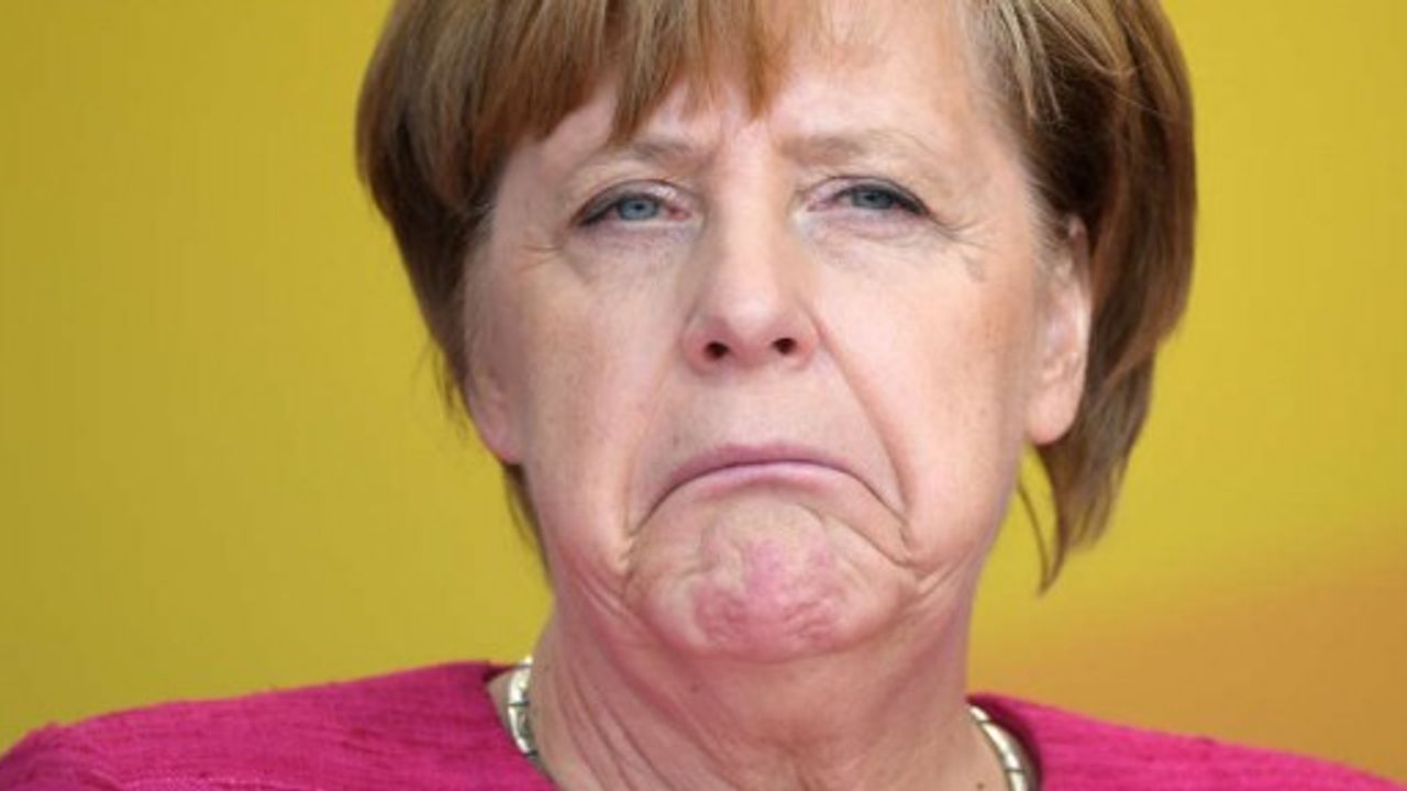 Almanların üçte biri Merkel’in görevini bırakmasını istiyor