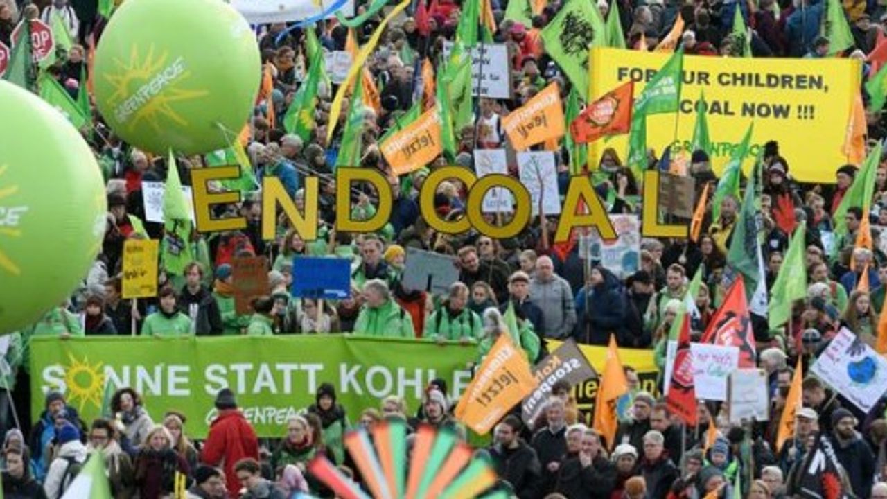 Almanya'da on binler iklim için sokağa döküldü