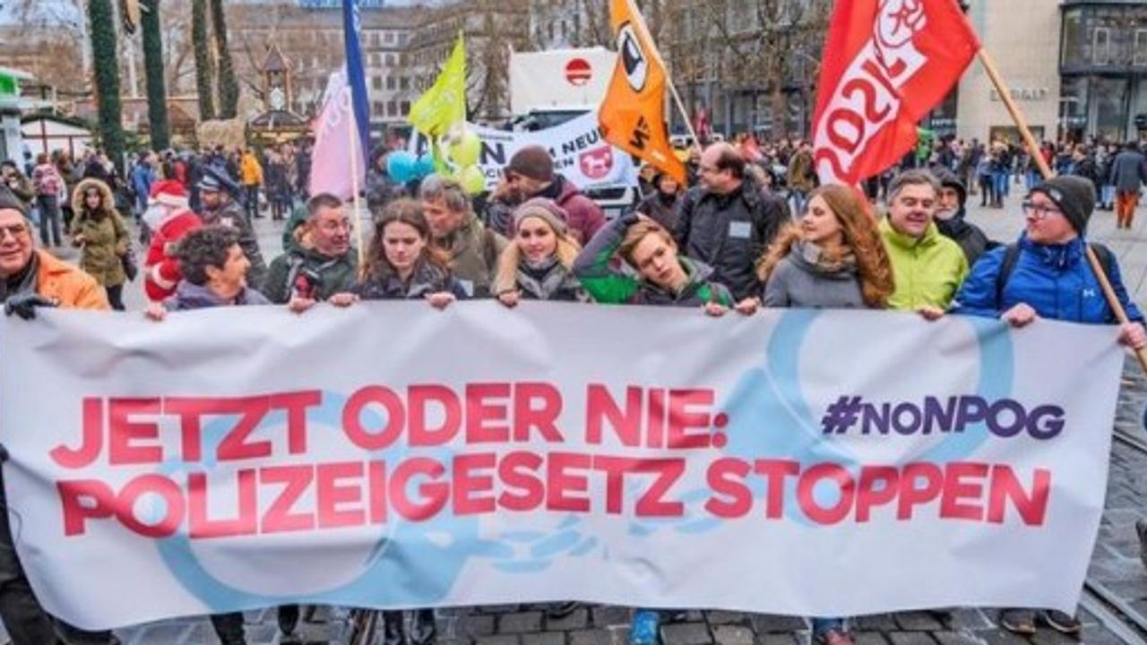 Hannover'de binlerce kişi Polis Yasası'na karşı yürüdü
