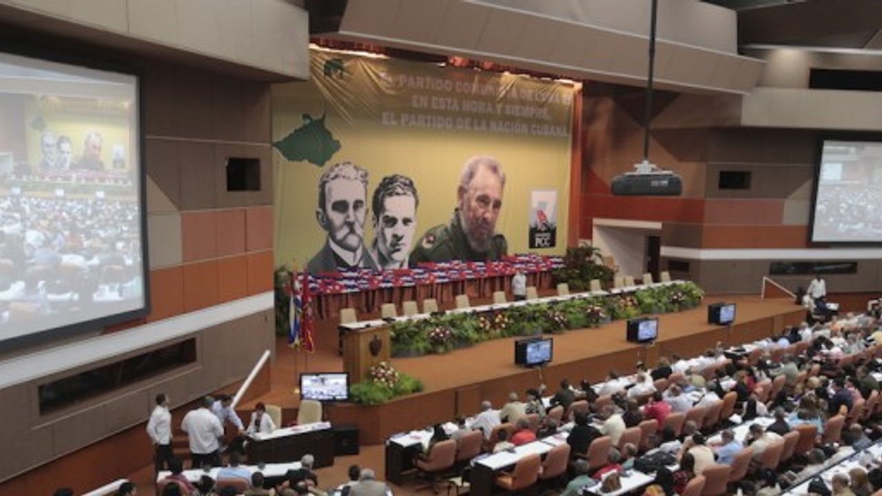 Küba'da anayasa taslağına komünizm hedefi tekrar eklendi