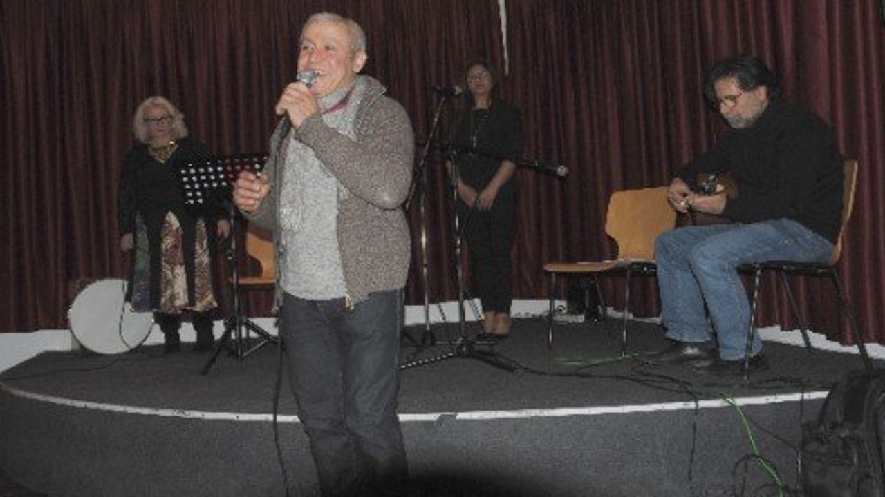 Müzik eşliğinde şiir akşamına ilgi yoğun oldu