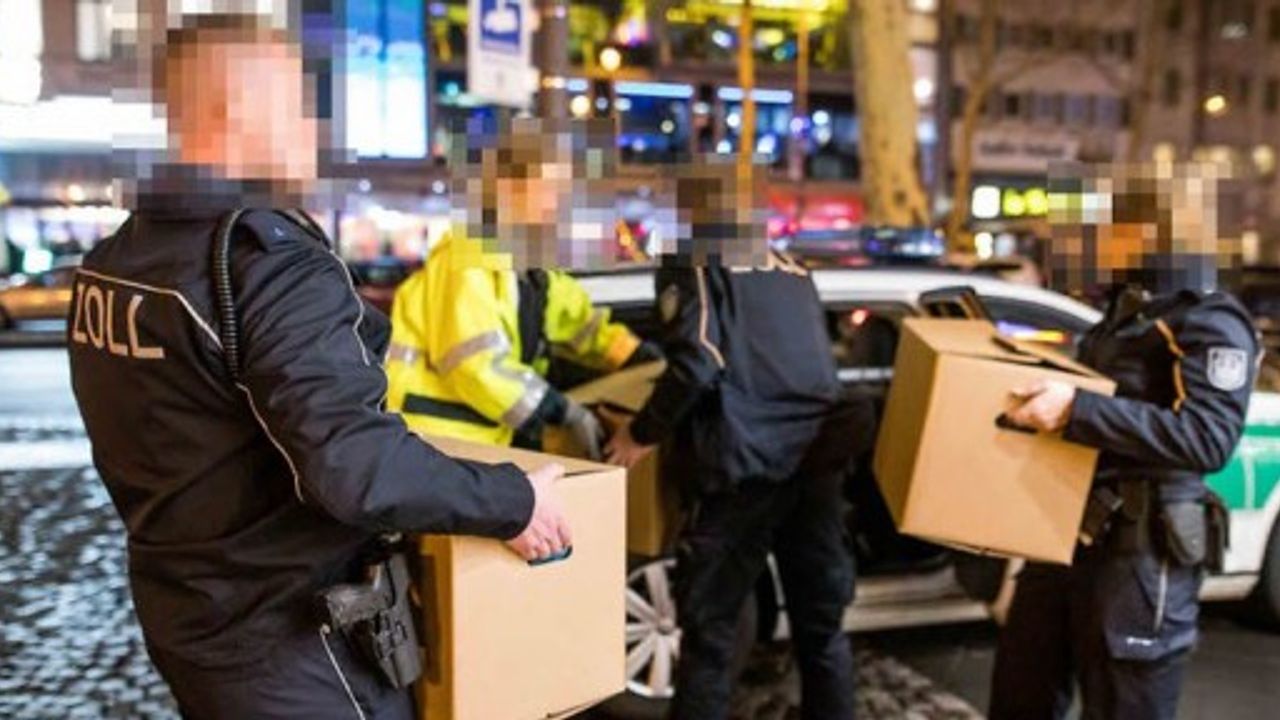 Almanya'da 15 nargile kafeye polis baskınlar gerçekleştirdi