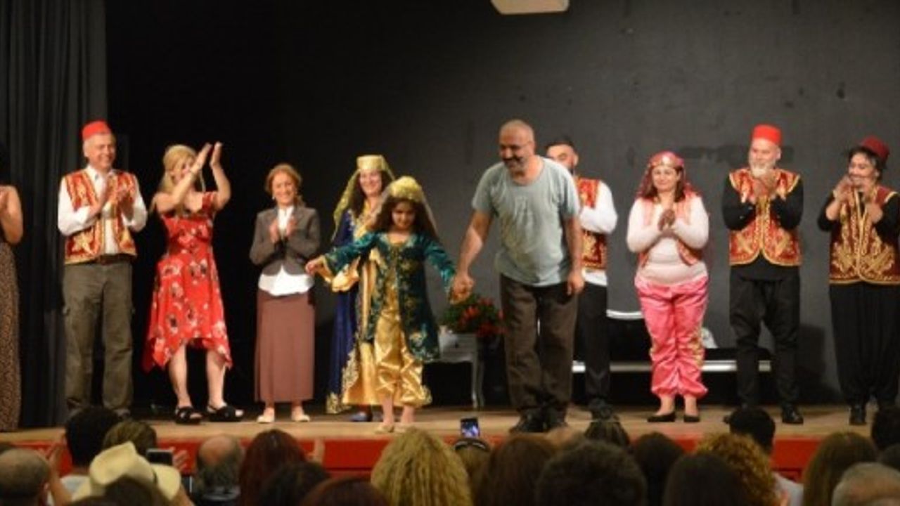 Fenerbahçe'nin hikayesi 'Siyah Çoraplılar' sahnelendi