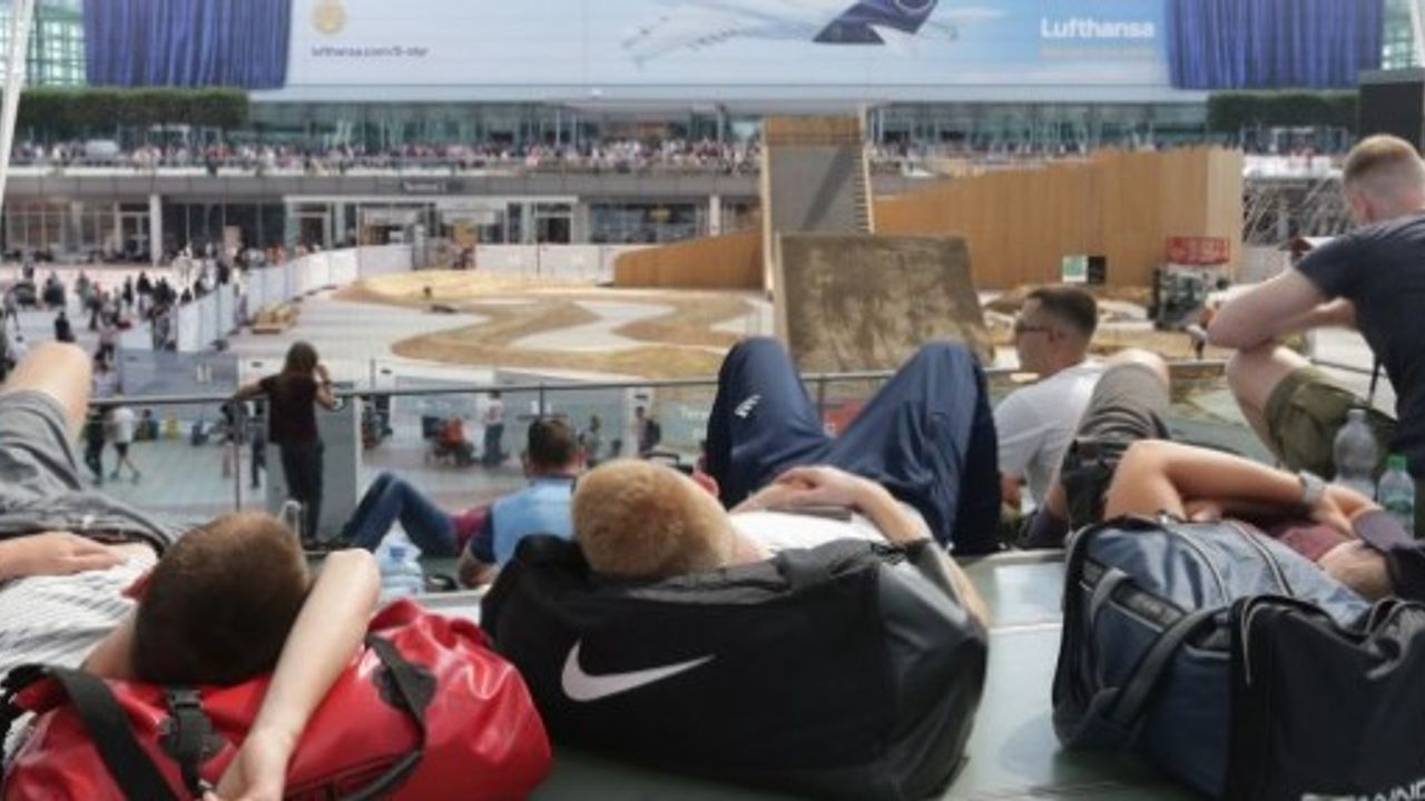 Münih havalimanında binlerce yolcu terminallerden çıkarıldı