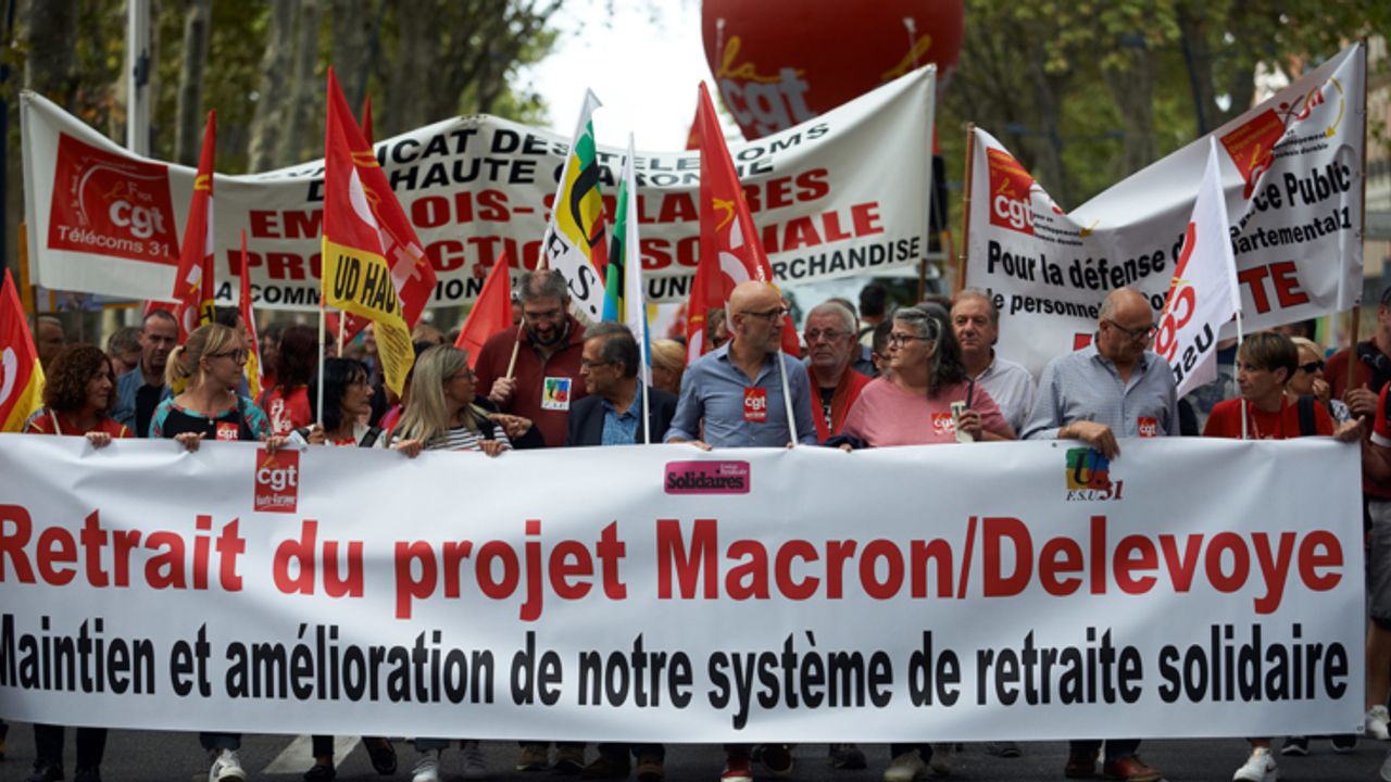 "Ekonomiyi felç eden" grevler Macron'a geri adım attırdı