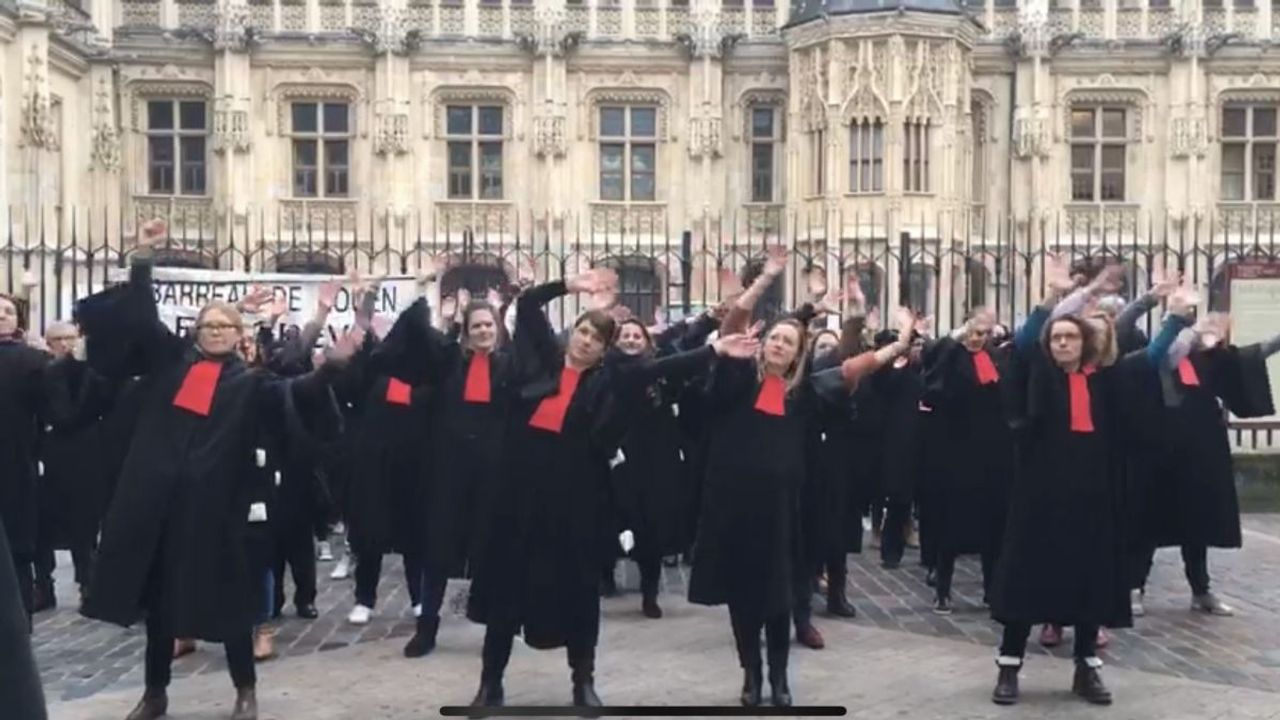 Fransa'da avukatlardan danslı eylem