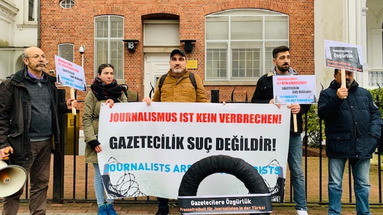 10 Ocak  Çalışan Gazeteciler Günü'nde Konsolosluk önüne siyah çelenk bırakıldı