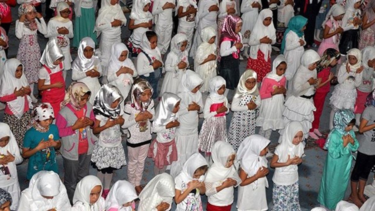 İlkokul öğrencileri namaz kılmak için camiye götürüldü