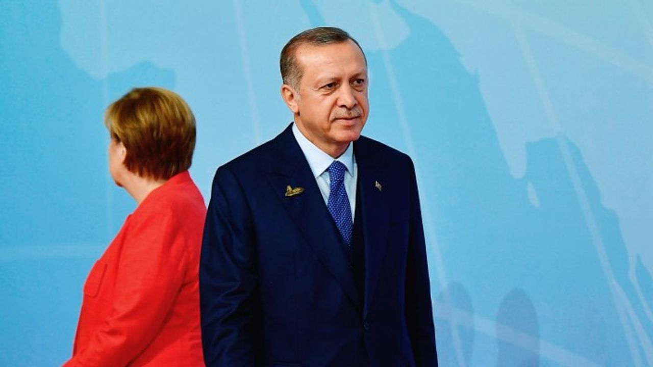 Merkel'den Türkiye'ye sert mülteci eleştirisi