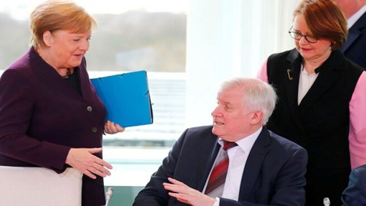 Seehofer, koronavirüs nedeniyle Merkel'in elini sıkmadı