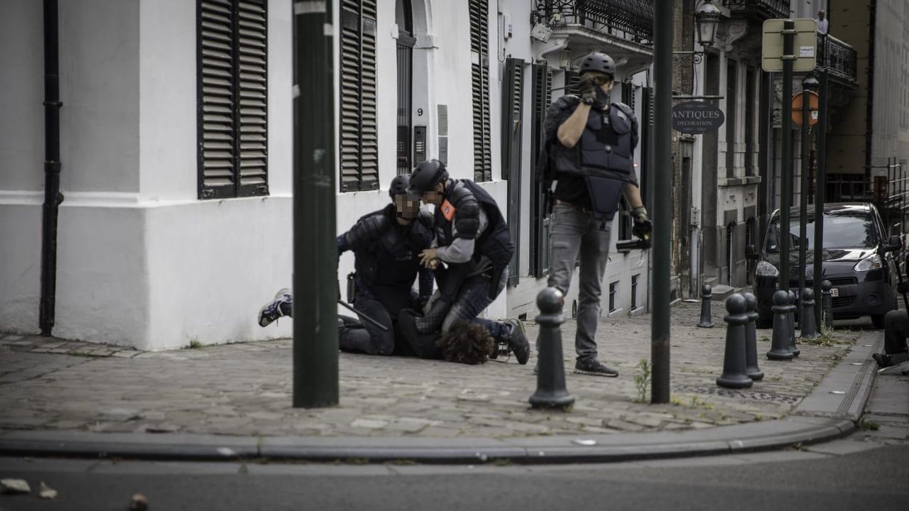 ABD'deki polis şiddetinden farksız: Belçika'da polis bir gencin boynuna diz çökmüş!