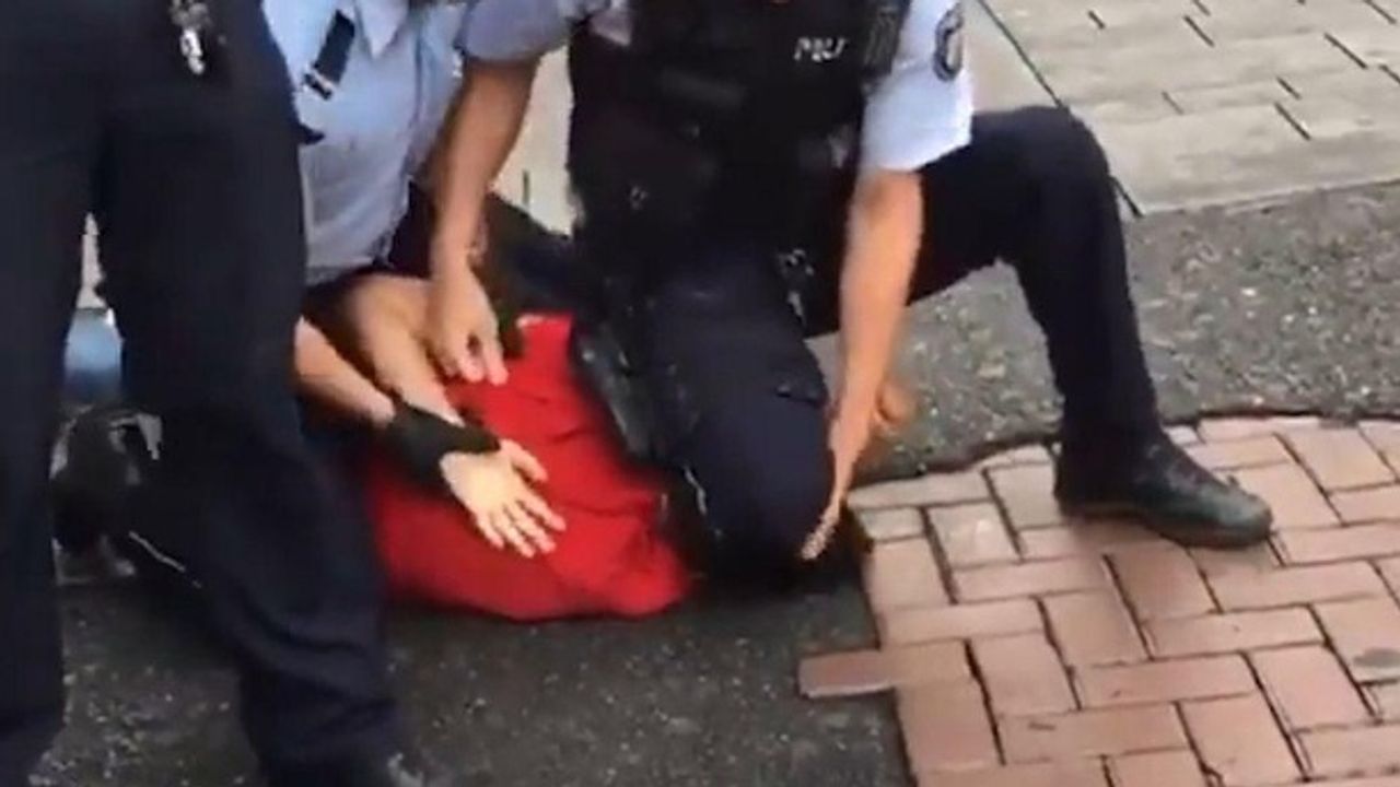 Almanya'da 15 yaşındaki gence polis şiddeti: Video