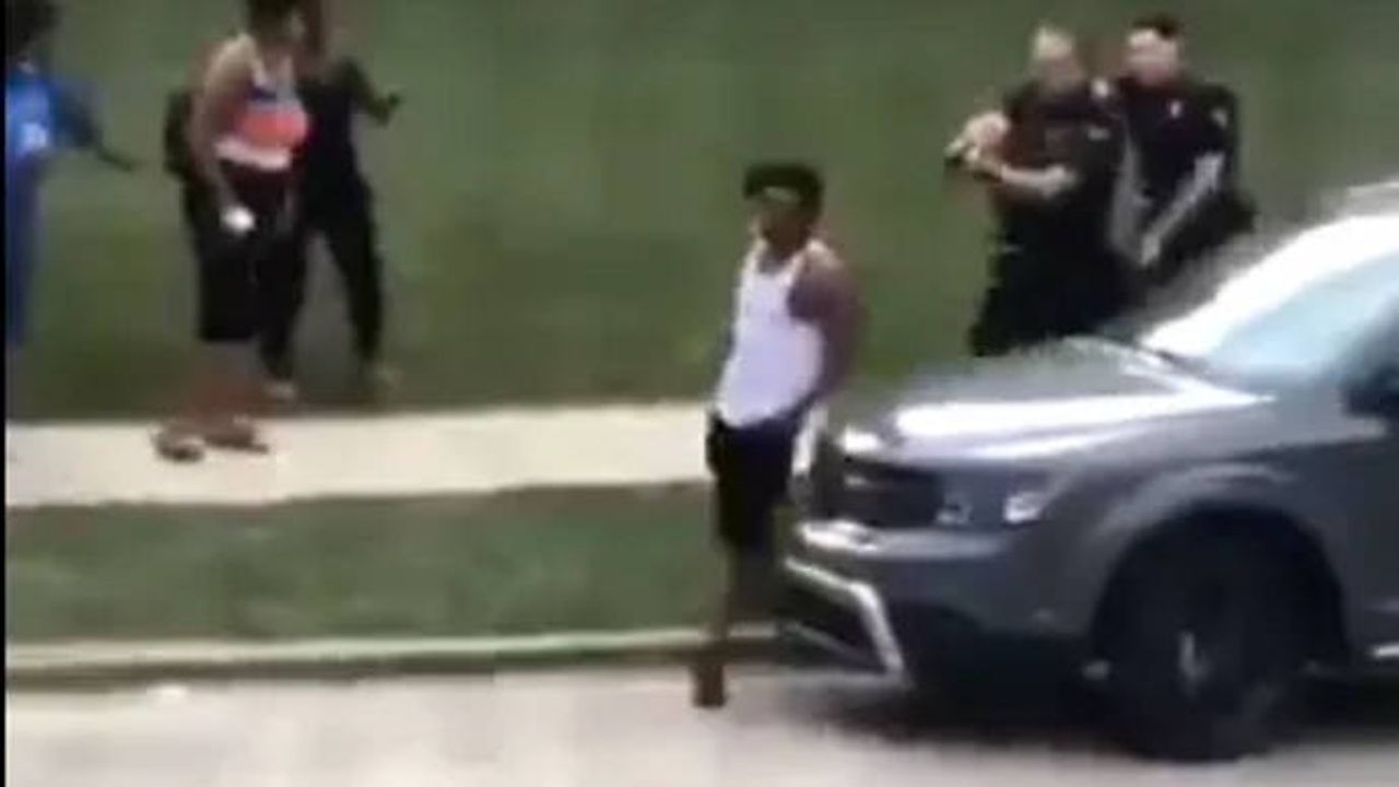 ABD’de polisler bir siyahiyi defalarca arkadan vurdu