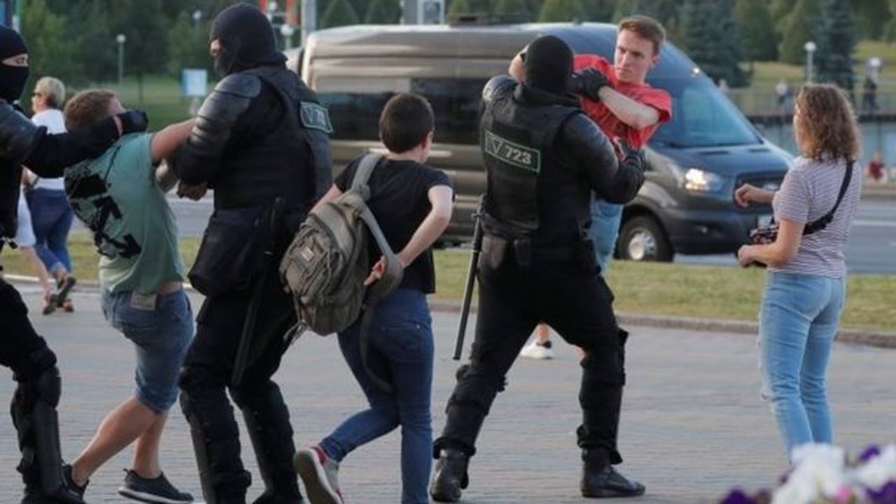 Belarus'ta protestolarda bir kişi öldü, muhalif aday kayıp