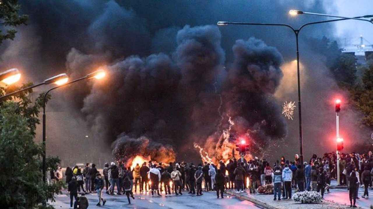 Irkçılar İsveç'te Kuran'ı yaktı: Protestolar dinmiyor