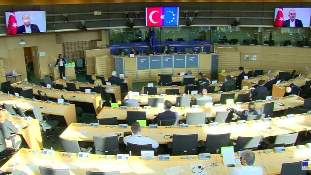 Avrupa Parlamentosu’nda Türk bayrağı kriz yarattı