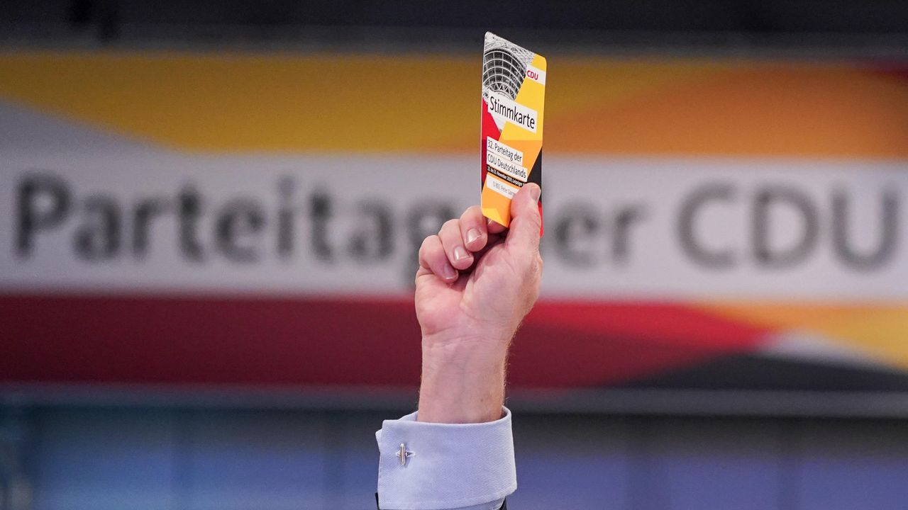 CDU yeni liderini seçmek için kongreye gidiyor