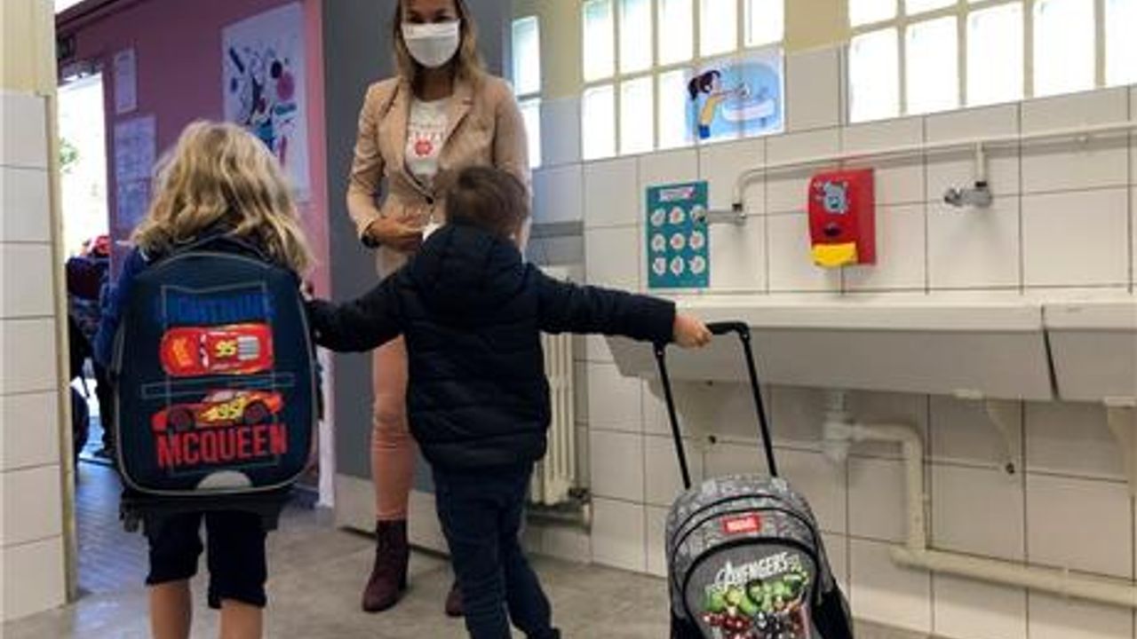 Fransa'da 22 okulda koronavirüs alarmı