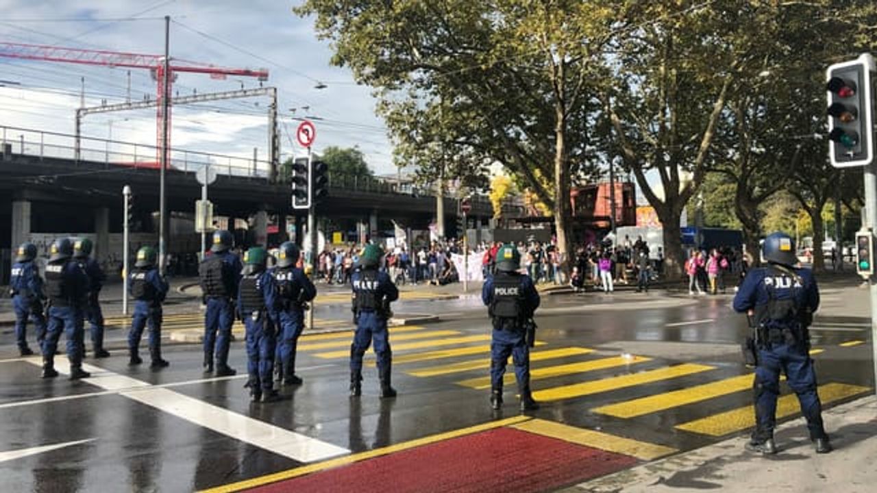 İsviçre'de "Sınırları açın" gösterisine polis engeli