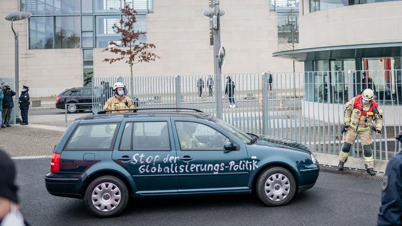Berlin'de Başbakanlık binasına “Küreselleşme politikasını durdurun" yazan araç çarptı