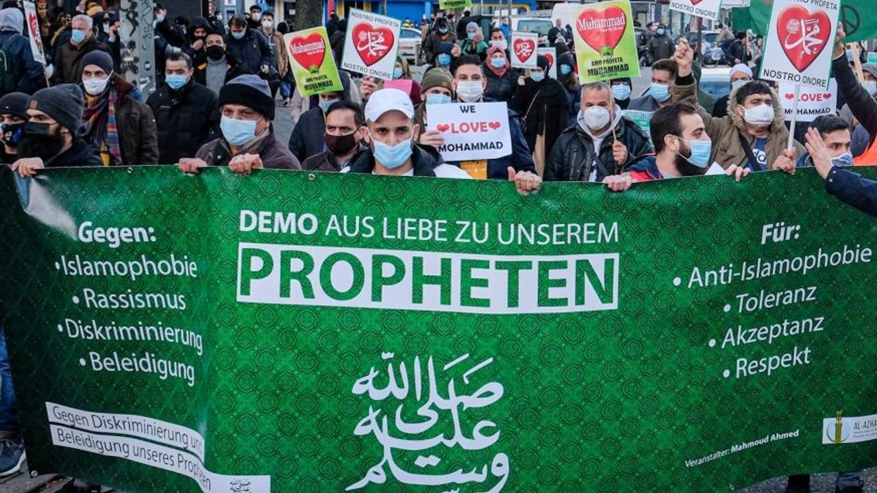 Almanya'da İslamcılar 'Charlie Hebdo'ya karşı yürüdü