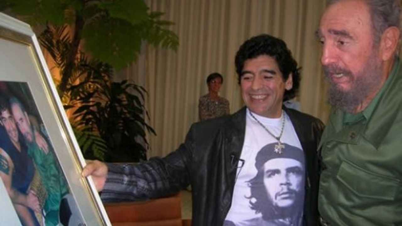 Futbolun efsanevi ismi Maradona yaşamını yitirdi!