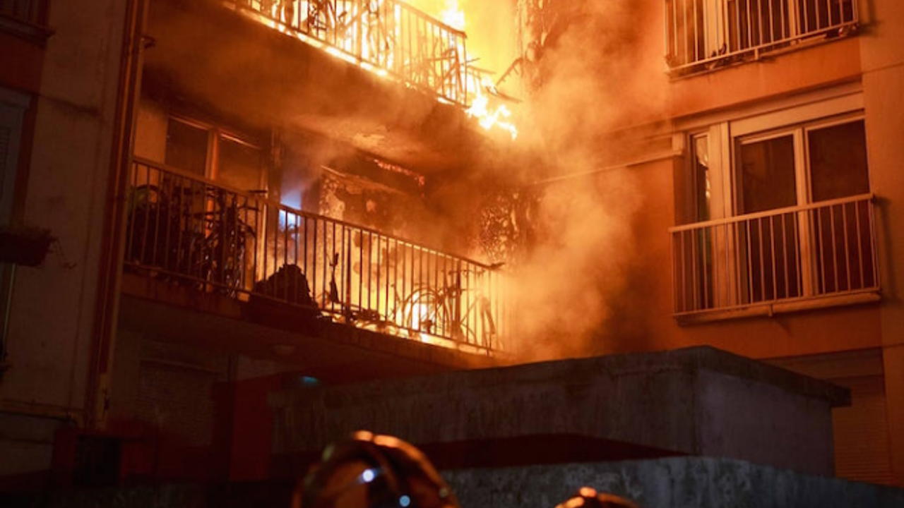 Paris’te göçmenlerin yaşadığı binada yangın: 8 yaralı