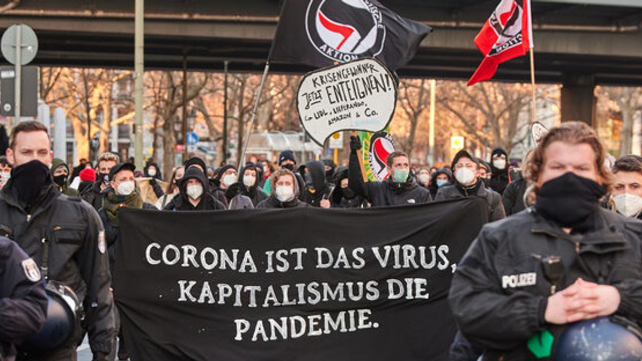 Berlin'de yürüyüş: "Korona bir virüs, kapitalizm salgındır"