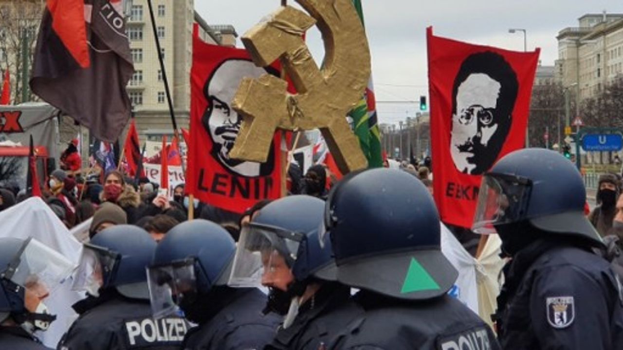 Berlin'deki anma yürüyüşünde gençlere polis saldırısı