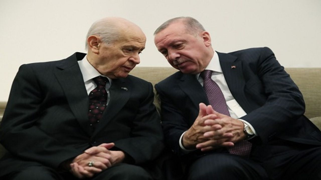 Davutoğlu: Erdoğan MHP'den kurtulmaya çalışıyor