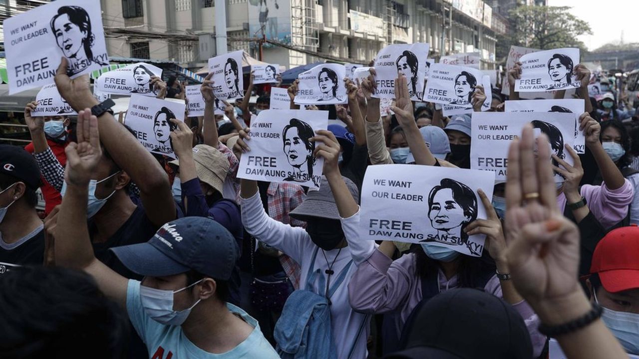 Myanmar'da darbe karşıtı gösteri: Onbinlerce kişi yürüdü