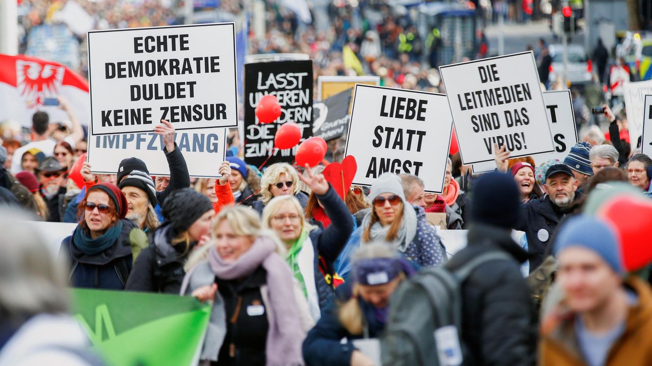 Avrupa'nın birçok kentinde kısıtlamalar protesto edildi