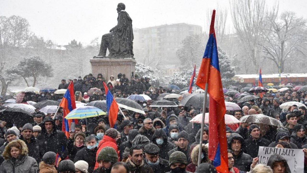 Göstericiler Erivan'da hükümet binasını bastı
