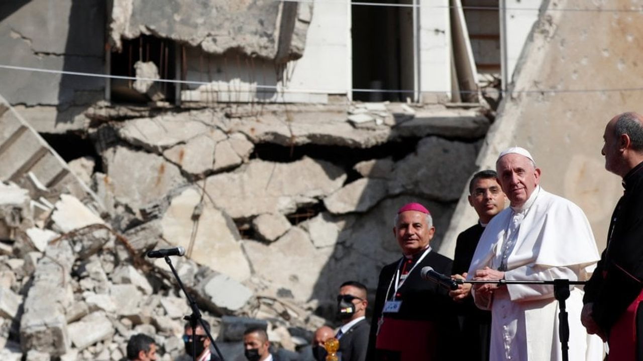 Papa, Musul'da kiliselerin enkazı arasında dua etti