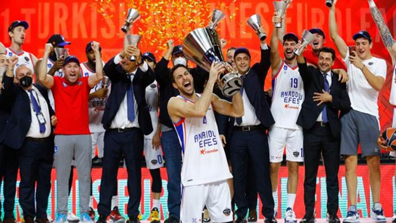 Anadolu Efes 25 yıl sonra ikinci Avrupa kupasını kazandı