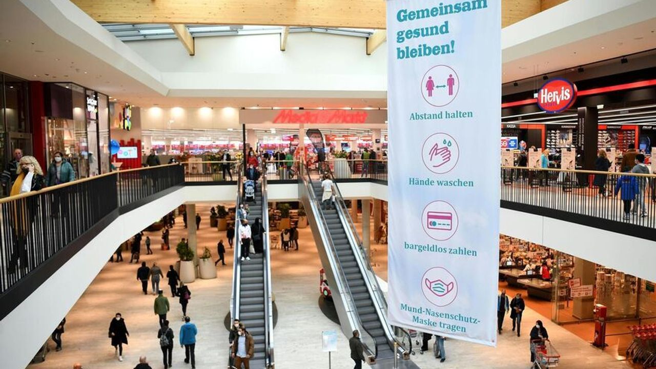 Viyana'da kapalı olan alışveriş merkezleri yeniden açıldı