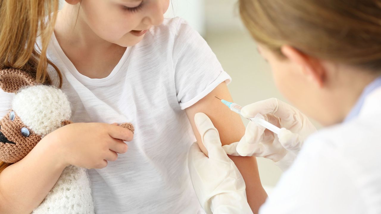 Çocuğa Kovid-19 aşısı yapan doktorun işine son verildi