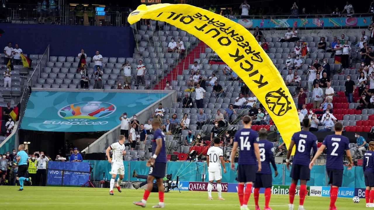 Euro 2020 maçında paraşütlü "Petrol dışarı" protestosu