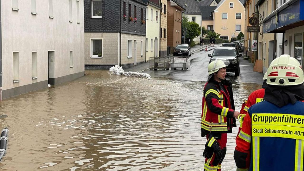 Almanya'yı su bastı: Biri itfaiyeci yedi kişi yaşamını yitirdi