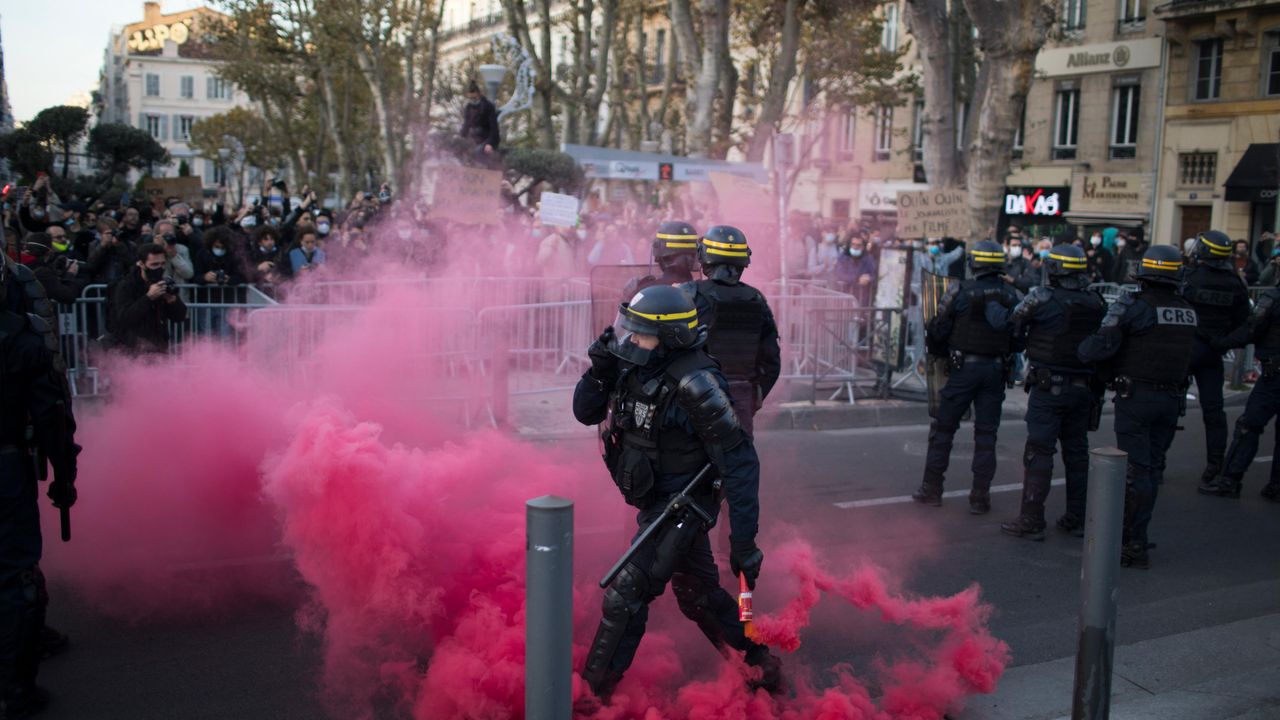 Fransa'da binlerce kişi zorunlu aşılanmayı protesto etti